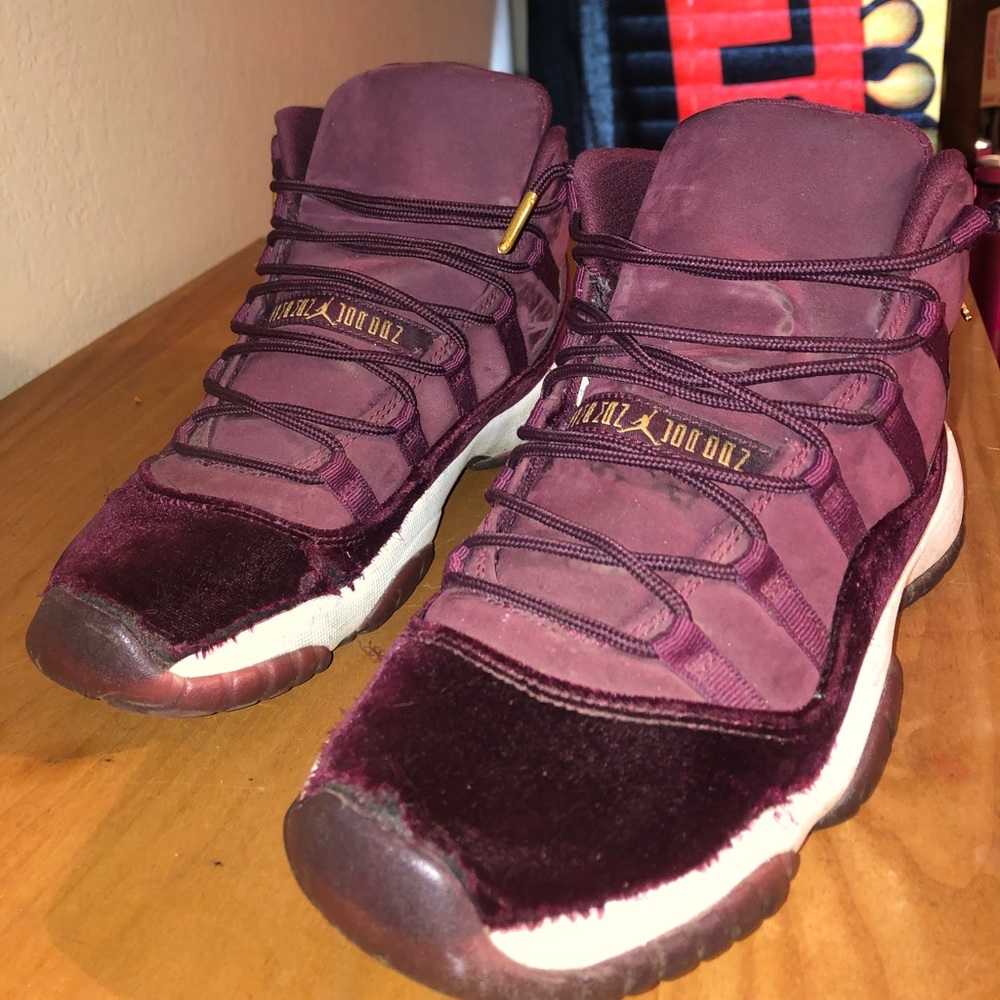 JORDANS RETRO VELVET 11s
